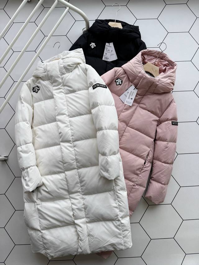 一比一高版 独家高货 迪桑特长款男士女士羽绒服 明星款 情侣款白鹅绒加厚长款羽绒服！ 尺码：黑色 Xs-Xxl 白色 M-Xxl 女款粉色 Xs-L 贸易公司货