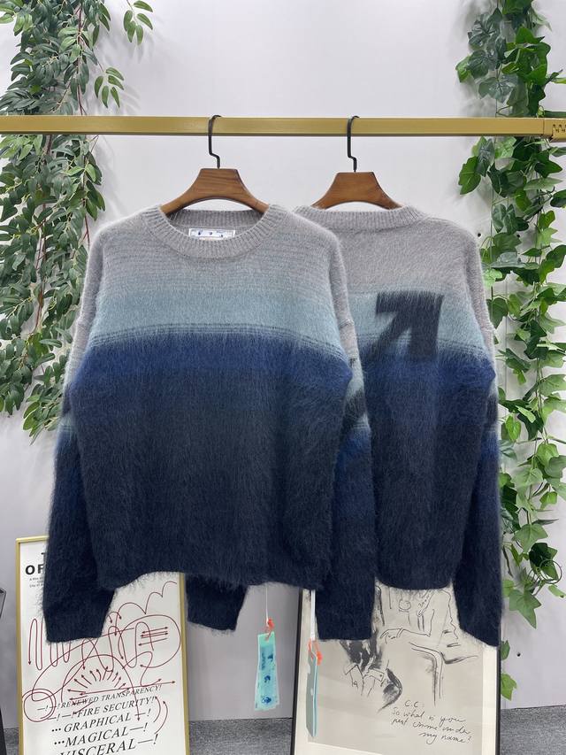 现货： # 秋冬新品 品牌：Off-White 渐变色箭头款马海毛 毛衣！ 颜色：蓝灰色 男女同款 尺码：Xs-S-M-L Oevrsize版型：情侣款 面料: