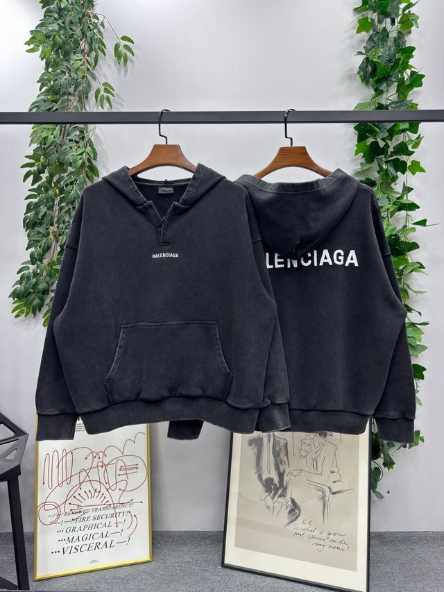 现货： # 26Ss走秀款新品！ 品牌：Balenciaga 海鸥领连帽卫衣！ 颜色：做旧黑 尺码：S-M-L-Xl 面料：采用定制 530多克-专柜双股大毛圈