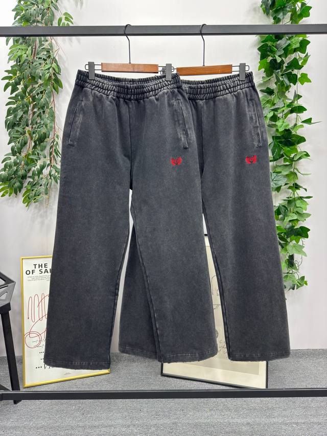 现货： # 25秋冬新品！ 品牌：Balenciaga 刺绣麦穂-阔腿裤-卫裤 颜色：做旧黑 尺码：S-M-L-Xl 面料：采用定制 440多克-专柜双股大毛圈