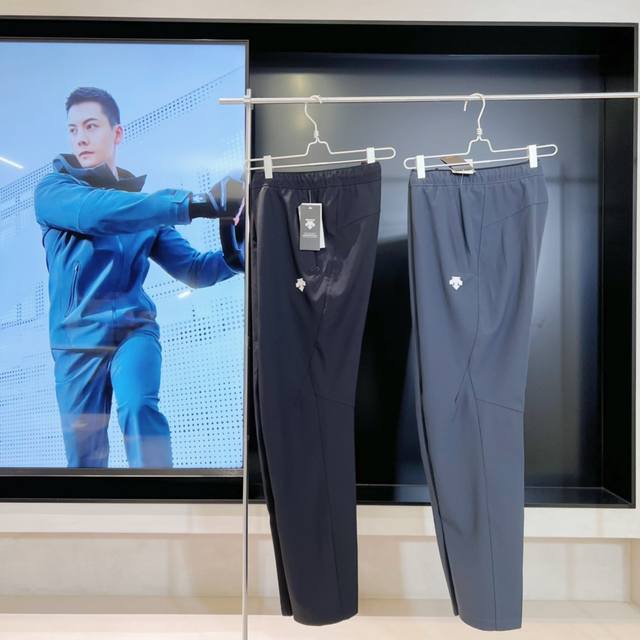 厚款 秋冬季 Descente迪桑特男士跑步运动健身梭织运动休闲加厚长裤 2025秋季这款面料是户外运动登山布梭织面料：具有防风 防水 速干 透气的性能。版型是