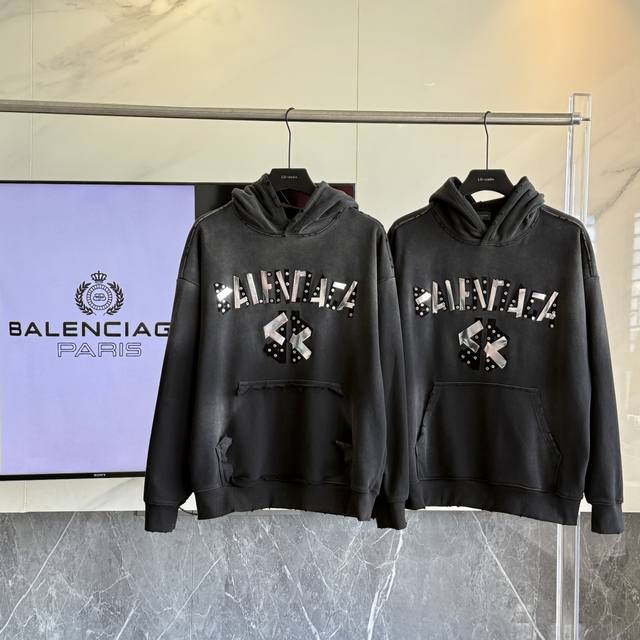 巴黎世家2025秋季连帽卫衣 天花板级！ 440克牛肚毛圈面料，美式酸洗做旧，搭配金属铆钉字母设计。 土耳其棉重水洗超柔软，大版型不挑人，上身有型奢华。 辅料全