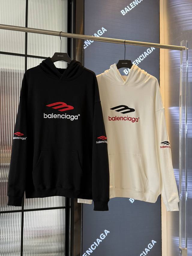 25Fw秋冬巴黎世家M标Logo字母刺绣连帽卫衣！砖柜同步.面料采用巴黎Zp定织定染纯棉面料.螺纹釆用定染无色差。采用进口田岛机绣高密度绣花.字母清晰，效果立体