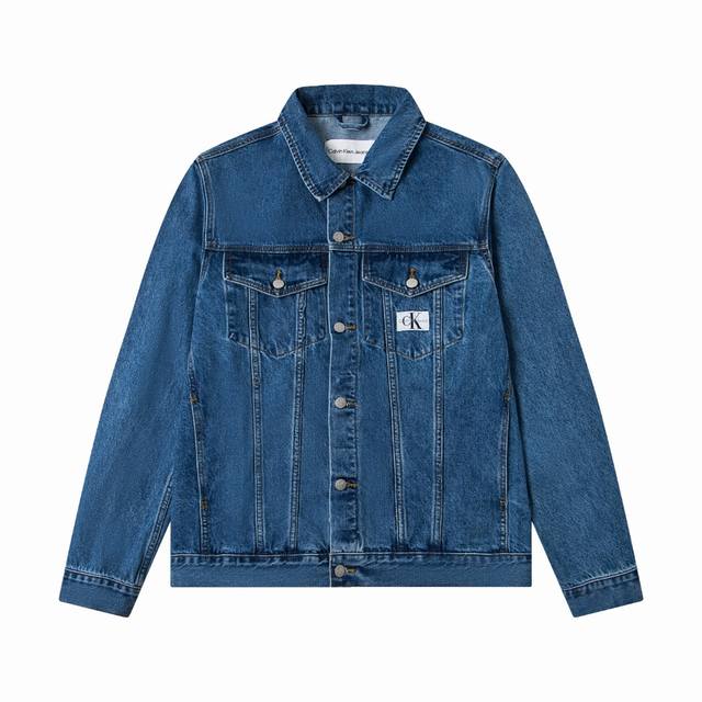 Calvin Klein 卡尔文 2025Ss 早春系列双袋碟影贴布经典水洗蓝色牛仔夹克外套 -拼接处专业牛仔埋夹包缝净边处理 原版一致圆弧袖弯 -Ck经典款水