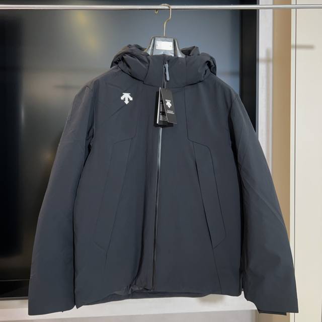 厚鹅绒硬壳 25冬季 Descente迪桑特Training系列运动休闲男士商务装羽绒服厚款蓬松鹅绒填充 最强防寒防泼水保暖连帽可脱卸鹅绒服外套。怕冷的铁汁们一