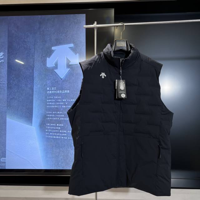 新色 藏青 供 90白鸭绒 秋冬爆品Descente Golf迪桑特高尔夫Pro 男女款轻量化冲锋衣羽绒马夹马甲 情侣装 25年新品面料，不在是光滑而又亮的表皮