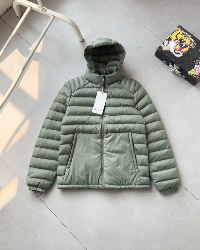 供 Lululemon露露柠檬加厚连帽棉服户外轻量化羽绒棉服户外爱好者的理想之选帽子可拆卸，一衣多穿。 在追求极致户外体验的道路上，一件可靠的棉服必不可少。 这