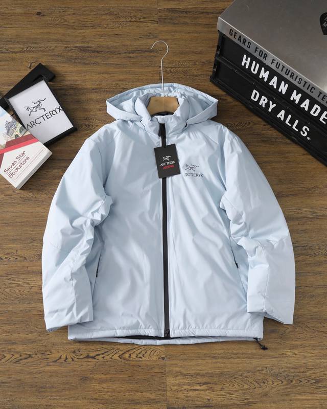 棉服版本 终于来了！供 Arcteryx始祖鸟 Atom Lt Logo标识长袖连帽棉服阿童木轻量化棉服男款 面料与性能：面料为100%聚酯纤维，部分采用For