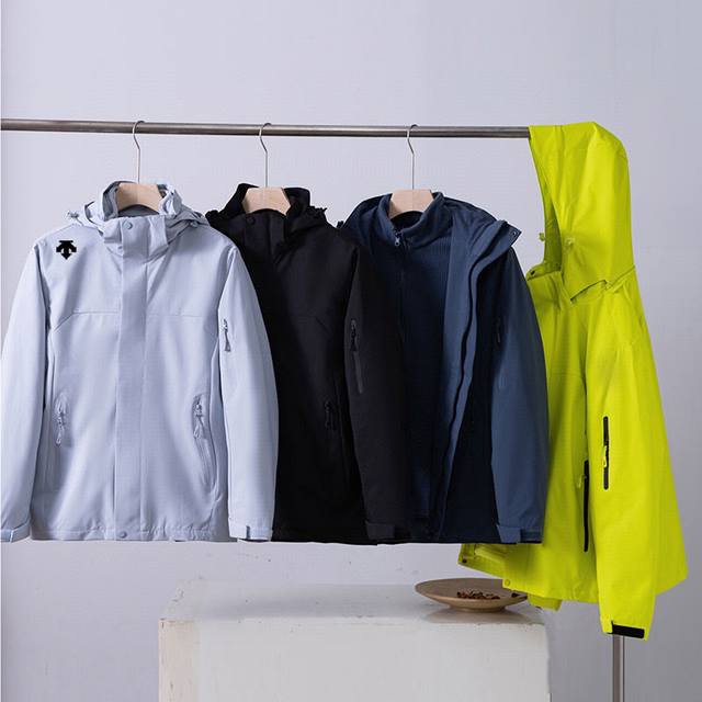 爆款三合一！供 。 迪桑特户外三合一冲锋衣， Descente迪桑特户外登山情侣三合一冲锋衣 迪家贴经典专柜款三合一两件套情侣款冲锋衣！ 防水防风透气效果好，可