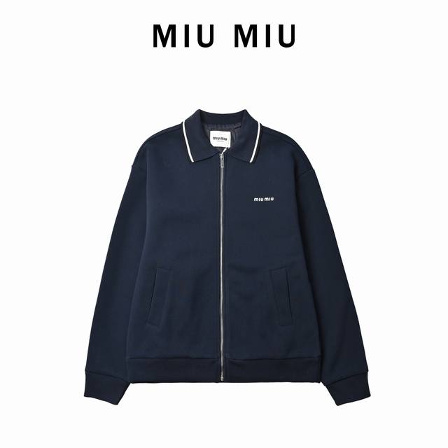 缪缪｜领口条纹字母刺绣夹克 柔软针织面料+白色滚边.简约又有细节感.胸前“Miumiu”刺绣低调百搭.拉链设计方便穿脱 袖口和下摆松紧收口.保暖又舒适.男女通用