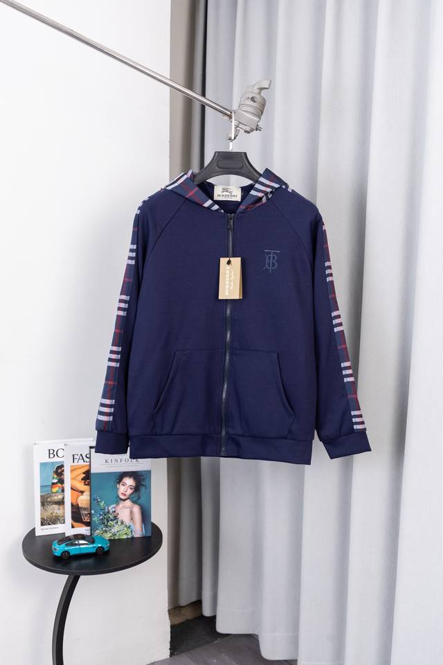 款号：S012 Bbr 巴宝*莉刺绣Logo拼接格纹拉链连帽卫衣外套 外套，简单的拼接设计，永久不过时。时髦大气好看，可盐可甜可飒，招架不住的一款休闲外套，男女