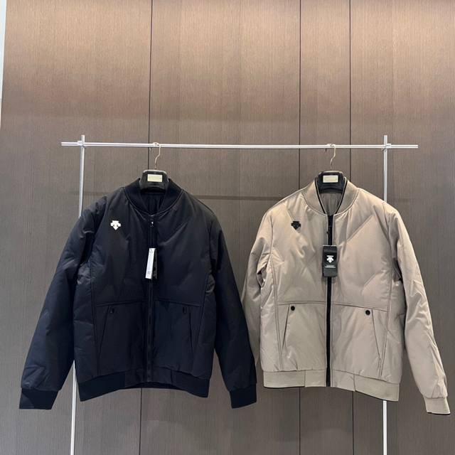 福利！爆款棉服！供 Descente迪桑特25冬季男士商务立领保暖棉服 迪桑特高端系列。商务针织立领羽绒服采用优质羽绒棉填充与防钻绒内里，这种面料具有防风功能！