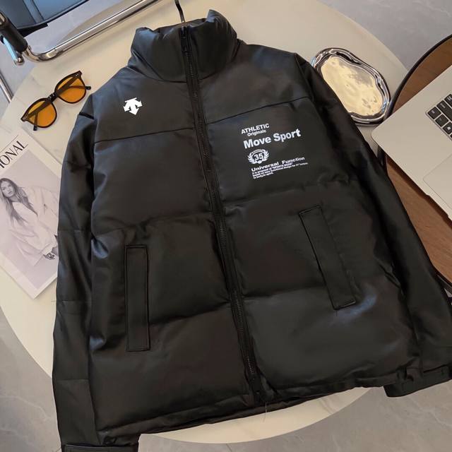 皮衣上新！ 六块腹肌！超值！供 迪桑特新款加厚皮棉服外套 6个码可选 最大可穿 斤 立体式领口 保持干练更能抵御风寒棉衣采用Gao防真皮棉料细腻纹理的皮面手感柔