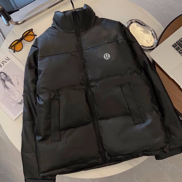 福利。供 24新款！露露乐檬Lulu 皮衣立领棉服 Ins小红书抖音超火爆款 潮人必备 非市面上普通皮版本 手感品质无敌 版型剪裁宽松 不显臃肿 超百搭，简直太