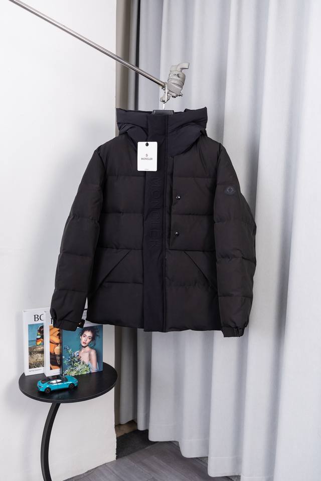 款号：S034 Moner Mc 门禁立体浮雕压花字母羽绒服 秋冬新款Madeira. 黑武士 围脖连帽中長羽绒服 官网一衣难求 黑灰两色现货供应 Alpine