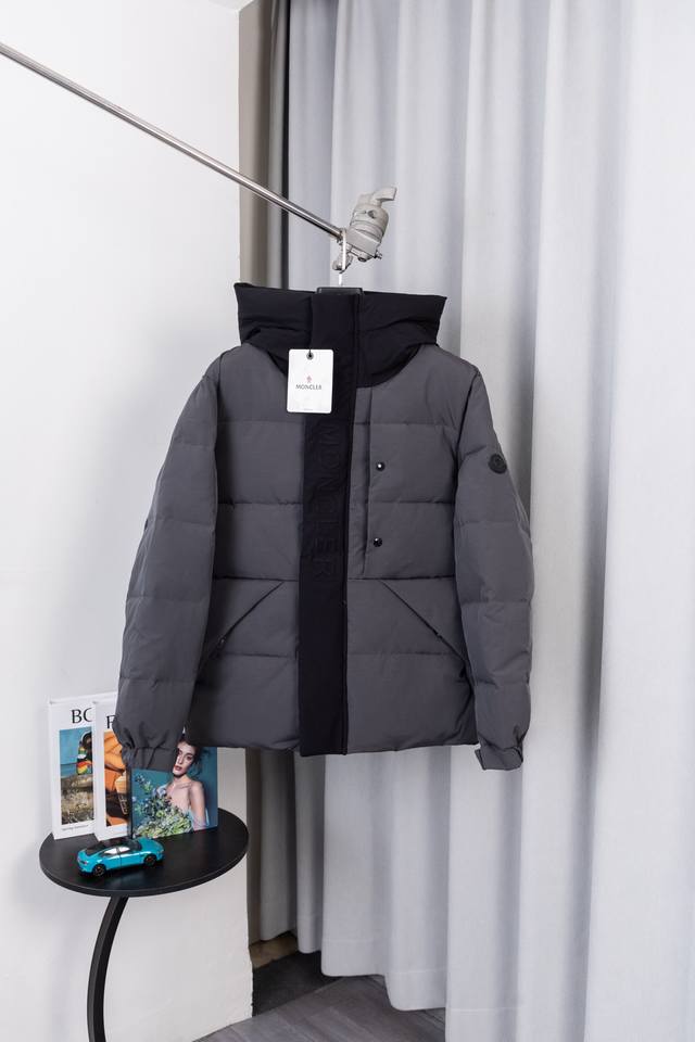 款号：S034 Moner Mc 门禁立体浮雕压花字母羽绒服 秋冬新款Madeira. 黑武士 围脖连帽中長羽绒服 官网一衣难求 黑灰两色现货供应 Alpine