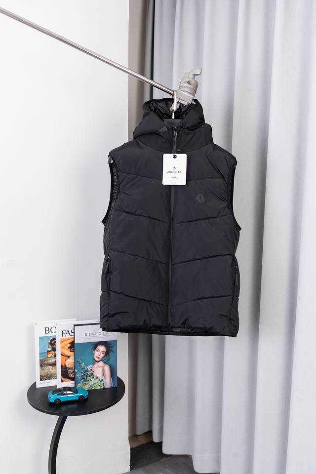 款号：S031 原版开模，区别通货 蒙口 独家专供最新时尚秋冬羽绒马甲，经典设计感与颜值爆棚的，品质更是无法挑剔品控可以直接入手，不容过错的高端臻品！通过细节图