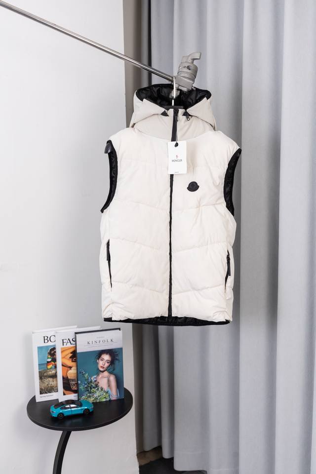 款号：S031 原版开模，区别通货 蒙口 独家专供最新时尚秋冬羽绒马甲，经典设计感与颜值爆棚的，品质更是无法挑剔品控可以直接入手，不容过错的高端臻品！通过细节图