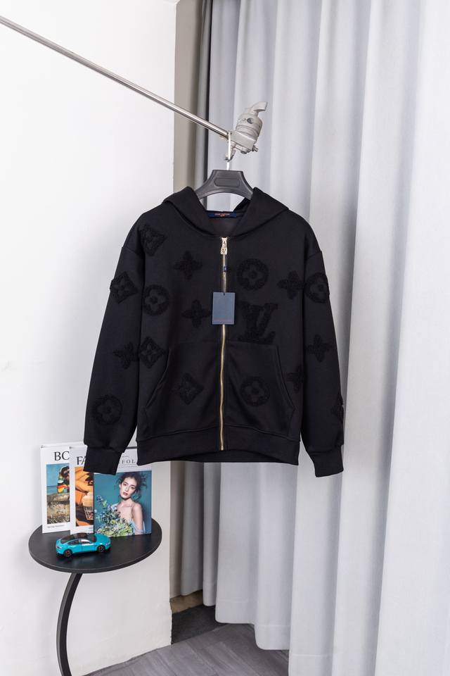 款号：S030 Lv 路易威登 2025新款秋冬男士新品 休闲连帽卫衣外套！休闲帅气 连帽外套更是秋冬衣橱里必不可少的一件，百搭单品。608标志性Logo 视觉