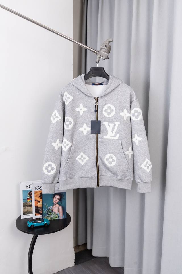 款号：S030 Lv 路易威登 2025新款秋冬男士新品 休闲连帽卫衣外套！休闲帅气 连帽外套更是秋冬衣橱里必不可少的一件，百搭单品。608标志性Logo 视觉