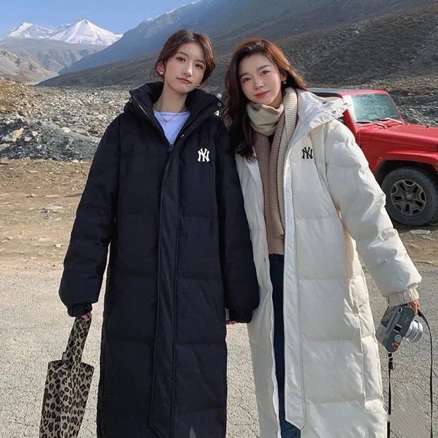供 爆款 降价福利 Mlb Ny洋基队情侣连帽长款羽绒服 大货爆款重磅来袭 1填充：优质90白鸭绒 整体是简约休闲版型 ，高端大气百搭！ 2面料采用强防泼防风防