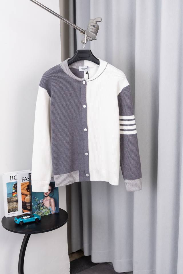 款号:S028 顶级高品 顶级代购版本 Ss25秋季新品 Tb四杆灰白拼色纽扣针织开衫 高克重高密度超高品质 毛料柔软细腻亲肤 触感软糯丝滑 手感不是一般的赞全