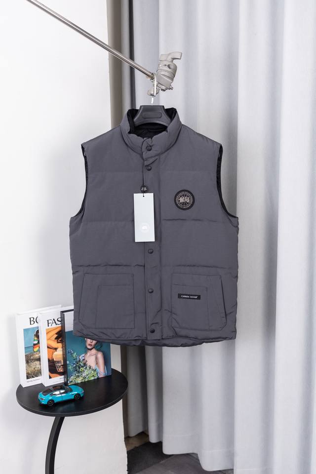 款号：C11 加拿大鹅一直是被公认为最保暖的羽绒服 各种各路Ins红人、网红、明星也时常穿他街拍 每年都有做Canada Goose 却依旧无法摆脱对大鹅的喜爱