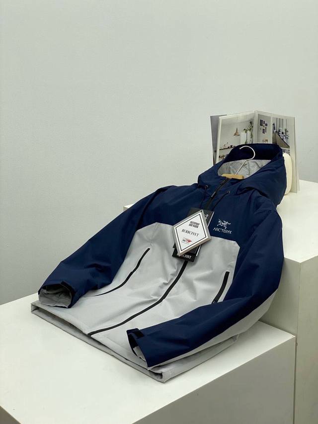 福利 供 始祖鸟棉服官网同款 爆款棉衣外套！情侣款！ 超强福利跑量新款 户外情侣款连帽加厚羽绒棉衣外套！ 连帽设计，帽子不可拆卸！ 简约大方的羽绒棉衣外套 超轻