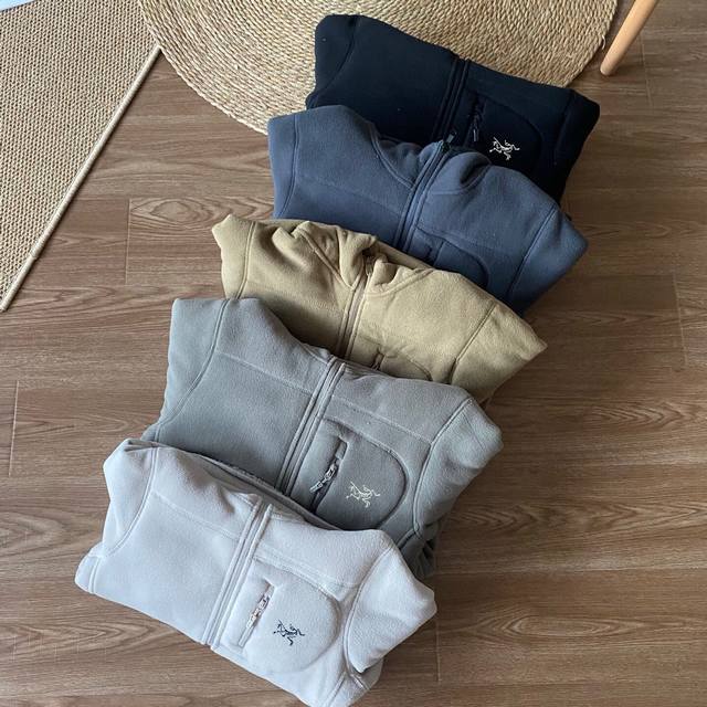 福利 供 。始祖鸟摇粒绒外套上新 重磅推荐 双面蓄热摇粒绒 速暖速热 聚热保暖 面料成分： 聚酯纤维加绒加厚升级版 触手可得的保暖性 900克重~轻暖御寒 持久