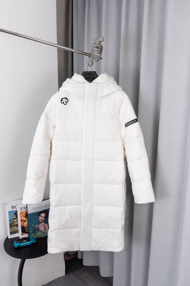 款号：C08 独家高货 迪桑特长款男士女士 明星款 情侣款白鹅绒加厚长款！ 贸易公司货，刚给韩国走完货，特殊渠道才能拿到当年的新款一扫沉闷呆板的印象，提高时尚逼