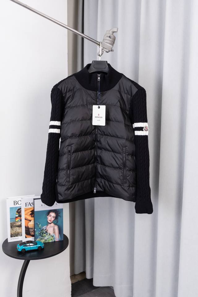 款号:M032 Moner蒙口羽绒服2025最新款时尚设计师款羊毛针织羽绒服 处处细节显工艺足够的高级 结构性剪裁的设计改变来展现男士多样的形象变化，修身利落、