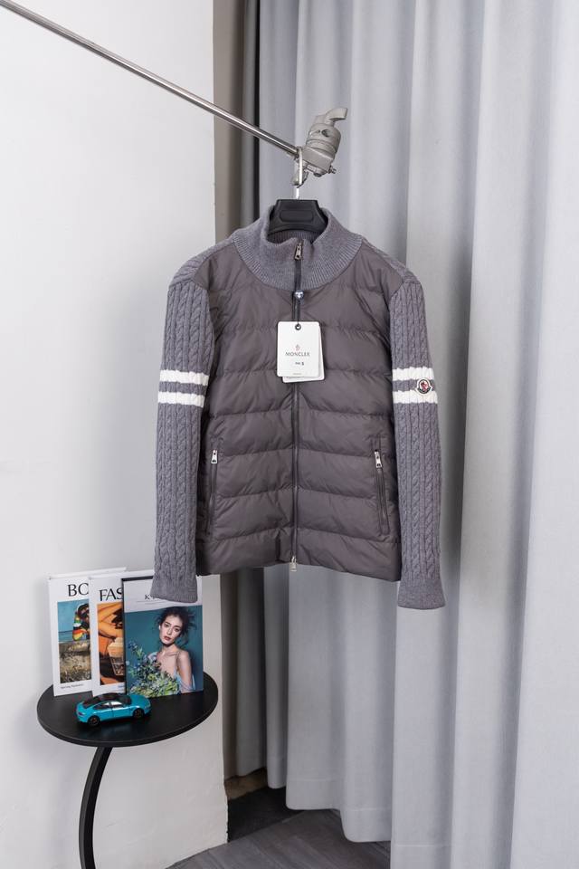 款号:M032 Moner蒙口羽绒服2025最新款时尚设计师款羊毛针织羽绒服 处处细节显工艺足够的高级 结构性剪裁的设计改变来展现男士多样的形象变化，修身利落、