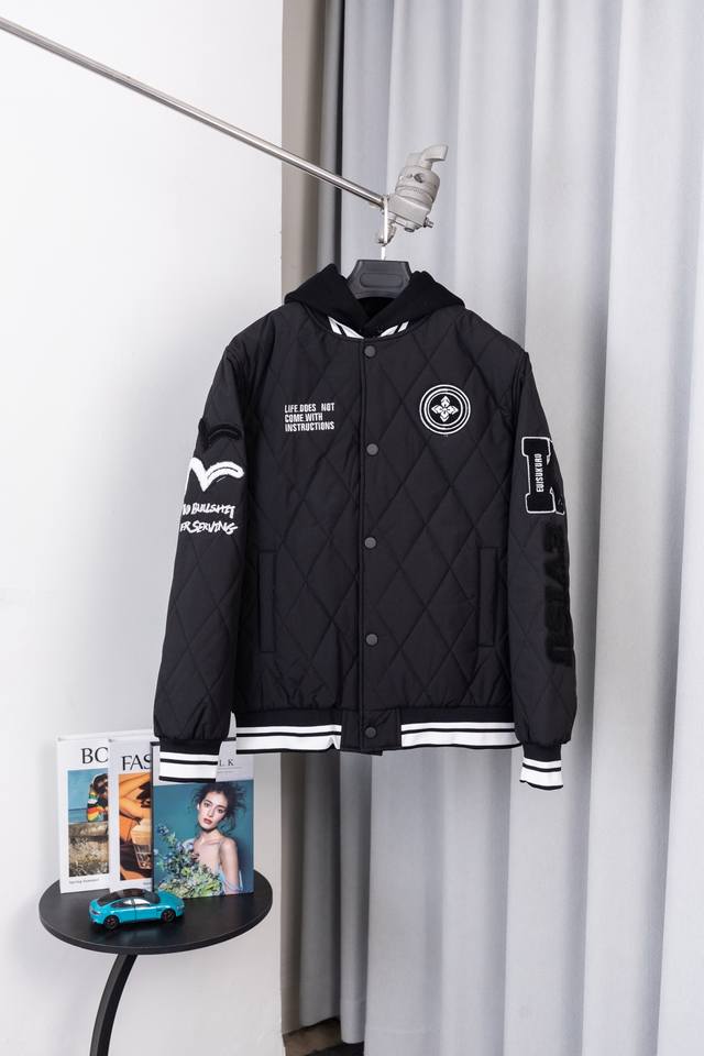 款号:M031 Evisu福神 最高版本！请区别市面错版！ 独家爆款上新！ 冬季新款Ev福神 刺绣字母刺绣棒球服棉服外套夹克 帽子可拆卸 刺绣徽章图案、Ev标志