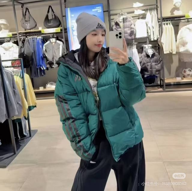 新款上新 双面穿棉服 Adidas 阿迪达斯三叶草25Ss专柜双面穿男女同款棉服外套！Ins 小红书推荐火爆款重磅上市！ 上半身宽松百搭！一面经典阿迪经典标志性