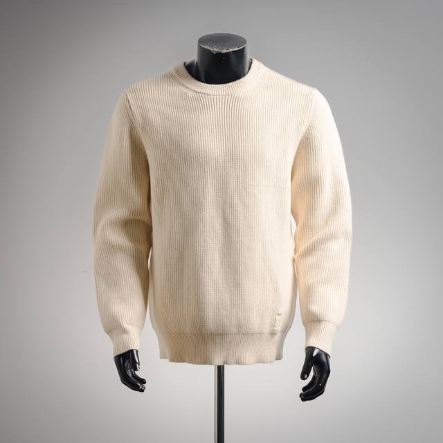 Louis Vuitton 路易威登Lv 25Ss刺绣标识针织套头圆领毛衣 面料：采用30%羊毛，20%羊绒，50%棉。混纺毛纱。该款毛料织出成品版型偏为立体，