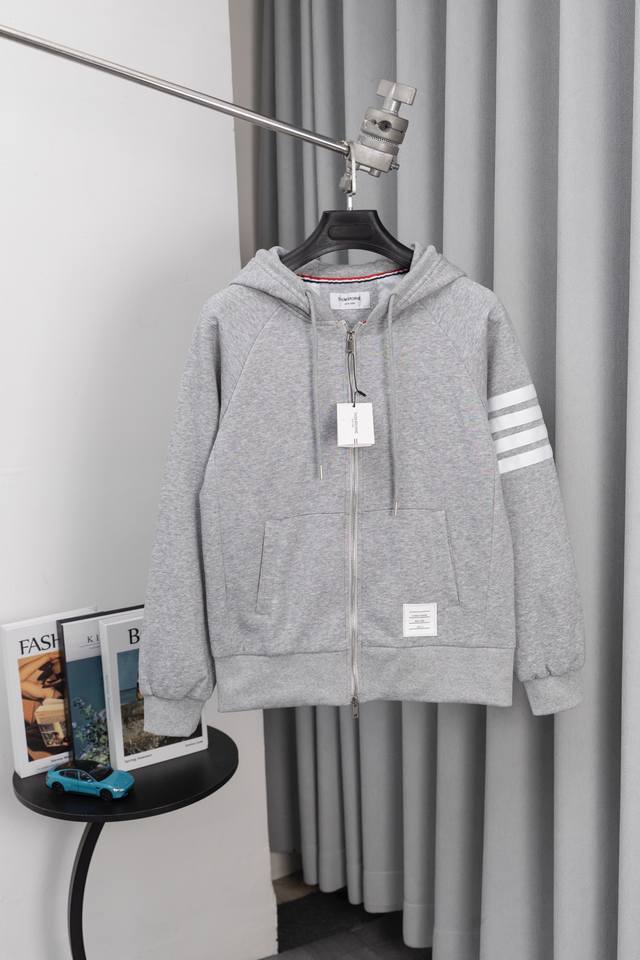 款号:S009 Thom Browne 经典色织四杠拉链卫衣外套 领口三角单独横机摇，拼接处考验做工，下摆侧开扣子均为进口贝壳扣 价格P是普通防贝壳的10倍以上