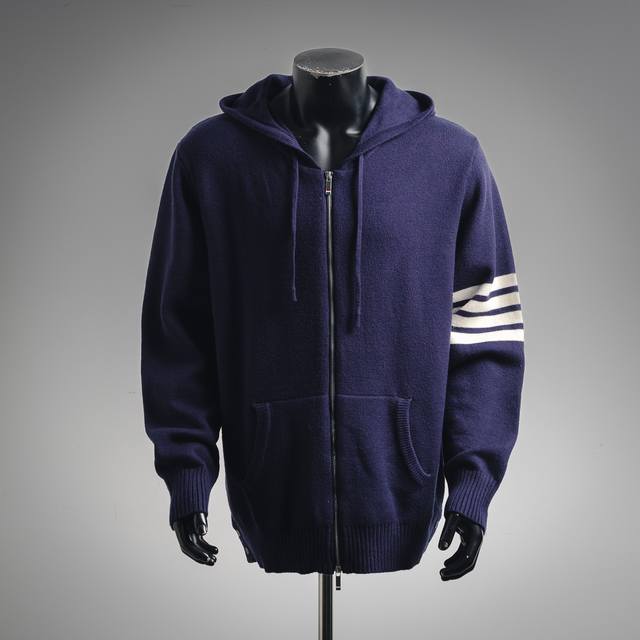 Thom Brownetb帆船图案拉链开衫四条杠羊毛混纺毛衣 Thom Browne 汤姆布朗 .Tb四条杠后背帆船图案拉链毛衣 料子采用羊毛混纺 拉链采用Tb