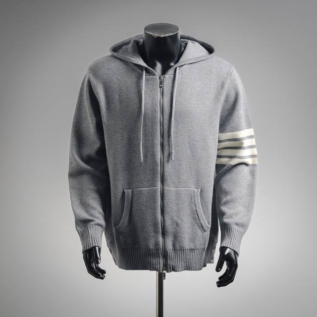 Thom Brownetb帆船图案拉链开衫四条杠羊毛混纺毛衣 Thom Browne 汤姆布朗 .Tb四条杠后背帆船图案拉链毛衣 料子采用羊毛混纺 拉链采用Tb