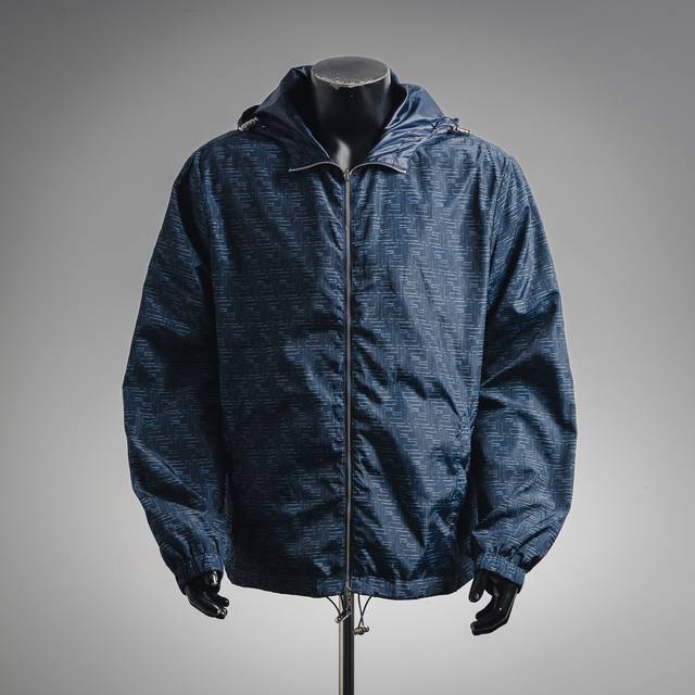 Fendi 芬迪Fd 25Ss满印双面穿连帽夹克外套 定制智感塑型锦纶风衣料 质感卓越 舒适贴肤 以深邃的藏蓝来底色 一衣两境 双面魅力 一面饰以全幅Ff图案铺