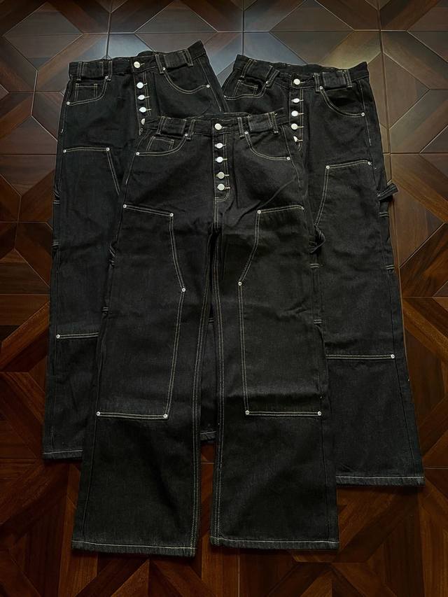 款号Xk3630 美式复古纽扣设计双膝伐木工装牛仔裤男女宽松直筒休闲裤，面料定制经过一流的高工艺水洗 ，质地紧密 色泽均匀 纹理清晰，上身非常舒适 直筒版型 可