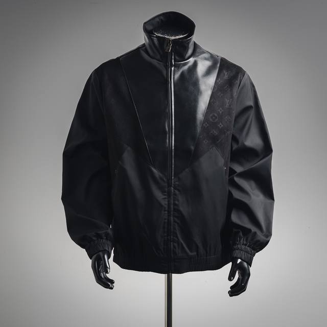 Louis Vuitton 路易威登25Ss 老花贴布拼皮皮衣外套夹克 采用创新材质拼接工艺，将科技感锦纶面料与奢华羊皮革巧妙结合。衣身主体选用100%锦纶材质