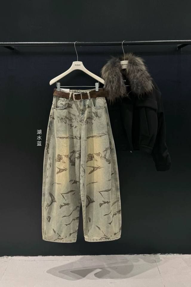 款号Xk3627 美式复古脏染水洗牛仔裤男女秋季废土风宽松阔腿长裤潮，面料定制经过一流的高工艺水洗 ，质地紧密 色泽均匀 纹理清晰，上身非常舒适 直筒版型 可显