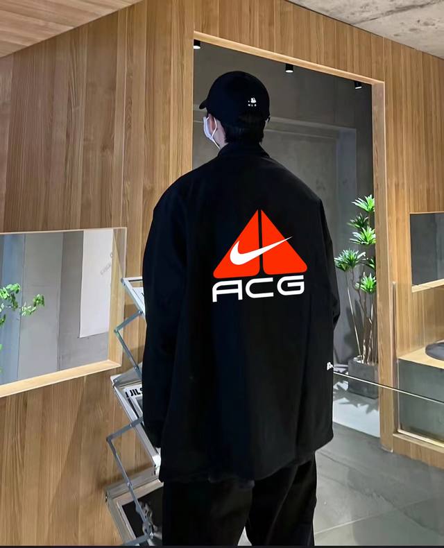 Nike 耐克小钩立领教练夹克外套 精选优质梭织加厚面料 匀整光洁 吸湿耐磨不易折 厚实板正上身超赞宽松版型结合立体裁剪工艺 留有充裕活动空间 翻领设计 轻松打