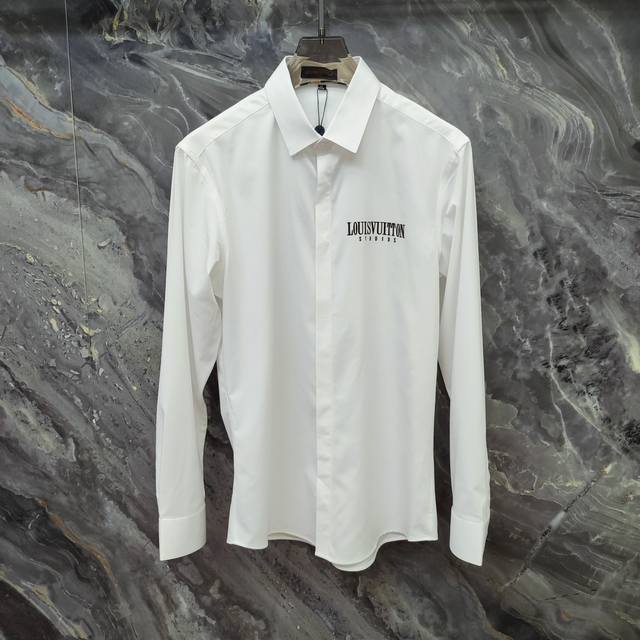 路易威登 Lv 2025Ss新款长袖 衬衫 衬衣，高端版本！专柜定制面料 透气舒适度高，细节无可挑剔，品牌元素设计理念，体现高品质。手感细腻柔软！呈现休闲裁剪，