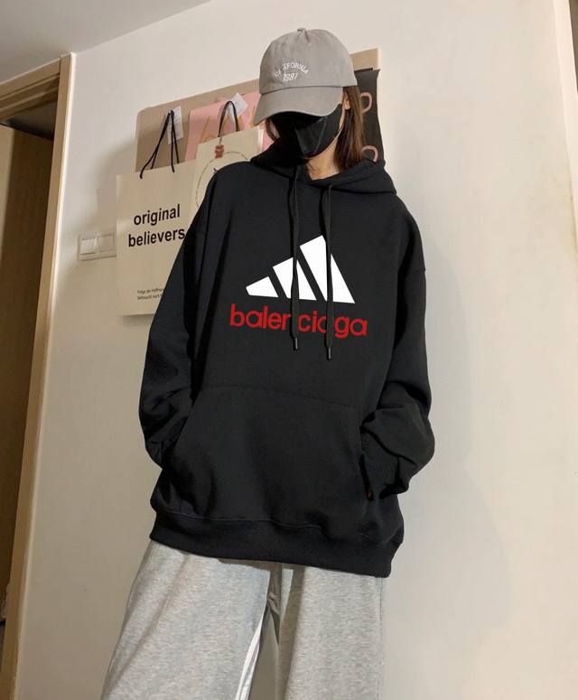 Balenciaga X Adidas 巴黎世家联名阿迪达斯官网款春秋季连帽卫衣 本款采用新疆华棉面料，不起球不褪色不变形，质量超级好，柔软的让你爱不释手，布料