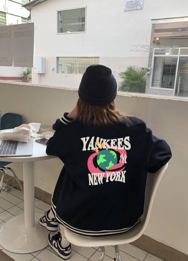 Mlb Yankees-Ny地球家园春秋季新品创意Logo宽松夹克棒球服外套 官网发售｜超强版型｜男女同款 精选垂感一流复合双层南韩丝高级面料 手感超棒 丝滑垂
