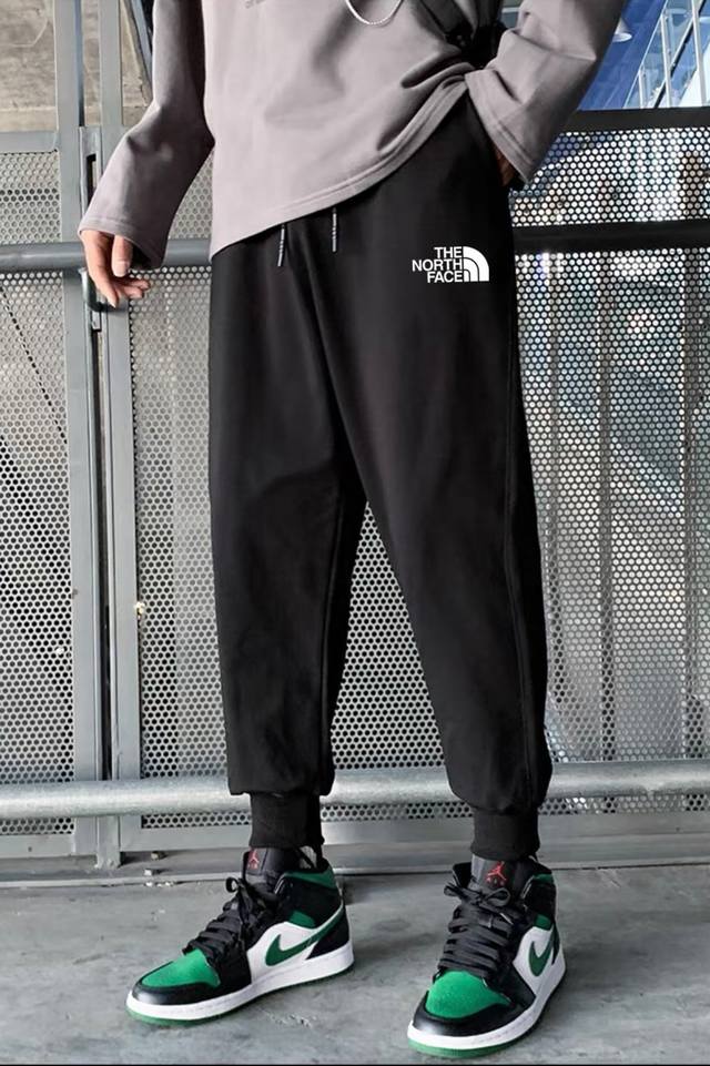 The North Face北面春秋季超百搭经典小标超百搭运动螺纹运动卫裤束脚裤收脚裤休闲裤 ｜无敌版型｜｜男女同款｜ 面料采用超高品质华棉 最大的优点就是亲肤