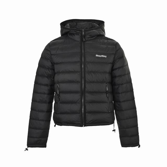 Miu Miu 缪缪 小标连帽羽绒服 -核心内里填充Xg广检认证90%纯白鸭绒 采用高支高密梭织面料，“高支”指纱线极细，赋予面料细腻柔软的触感和高级质感；“高
