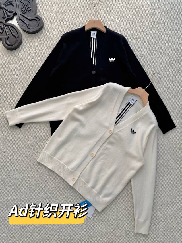 Adidas2025秋冬限定款复古学院风纯色提花针织毛衣开衫外套！ 颜色：白色 黑色 尺码：M-Xl 阿迪达斯三叶草针织开衫，白色和黑色两色可选，经典V领设计，