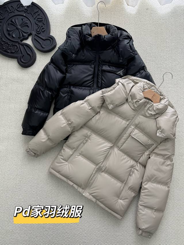 Prada：普拉达厚绒高端款 斜三角牌Logo标识男士羽绒服外套羽绒服 冬天主潮流新品压胶工艺：90白鸭绒羽绒服 客供高端定制，原版1:1配比，品质可以用极致来